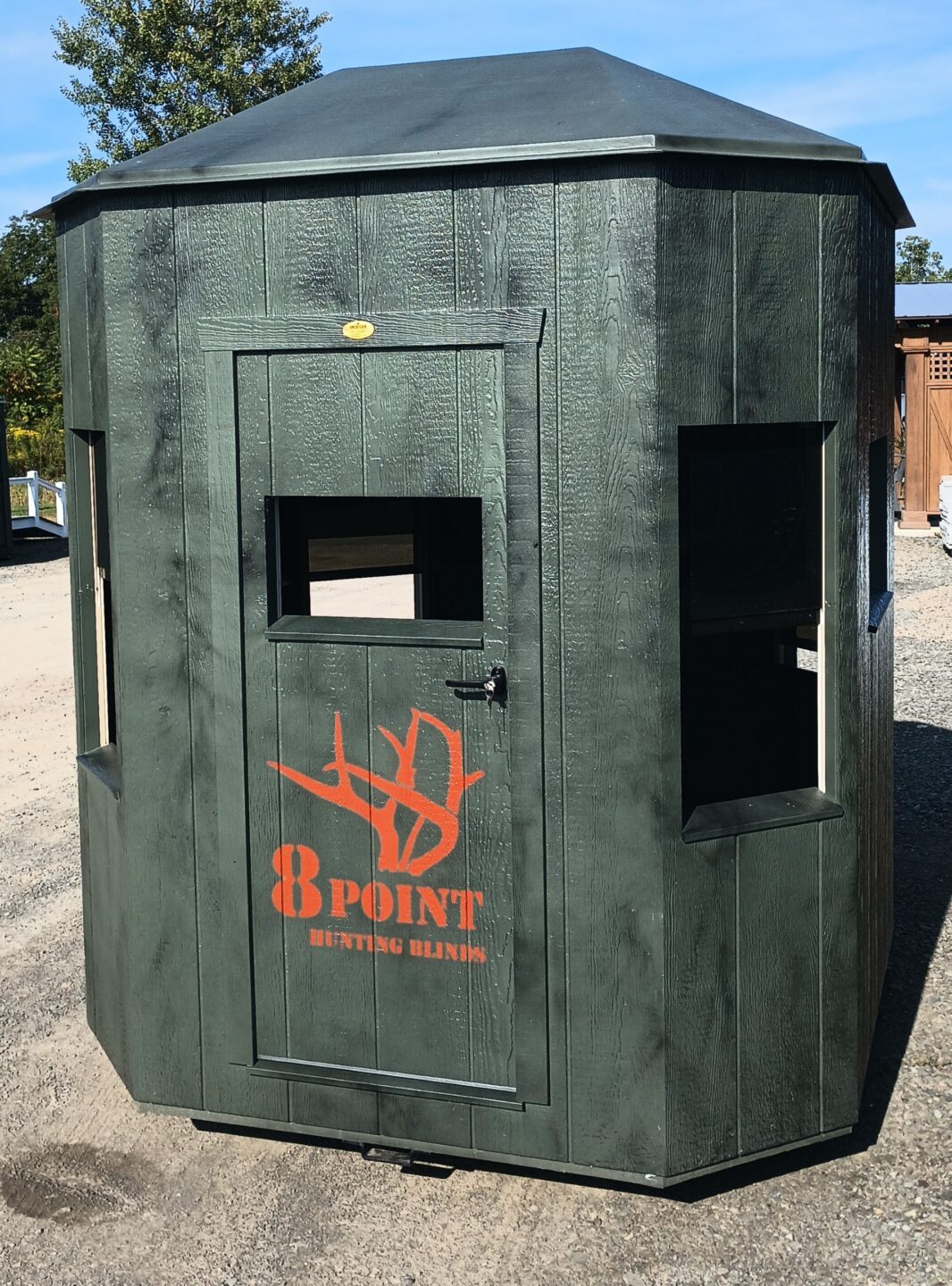 8 point hunting blind with windows and door