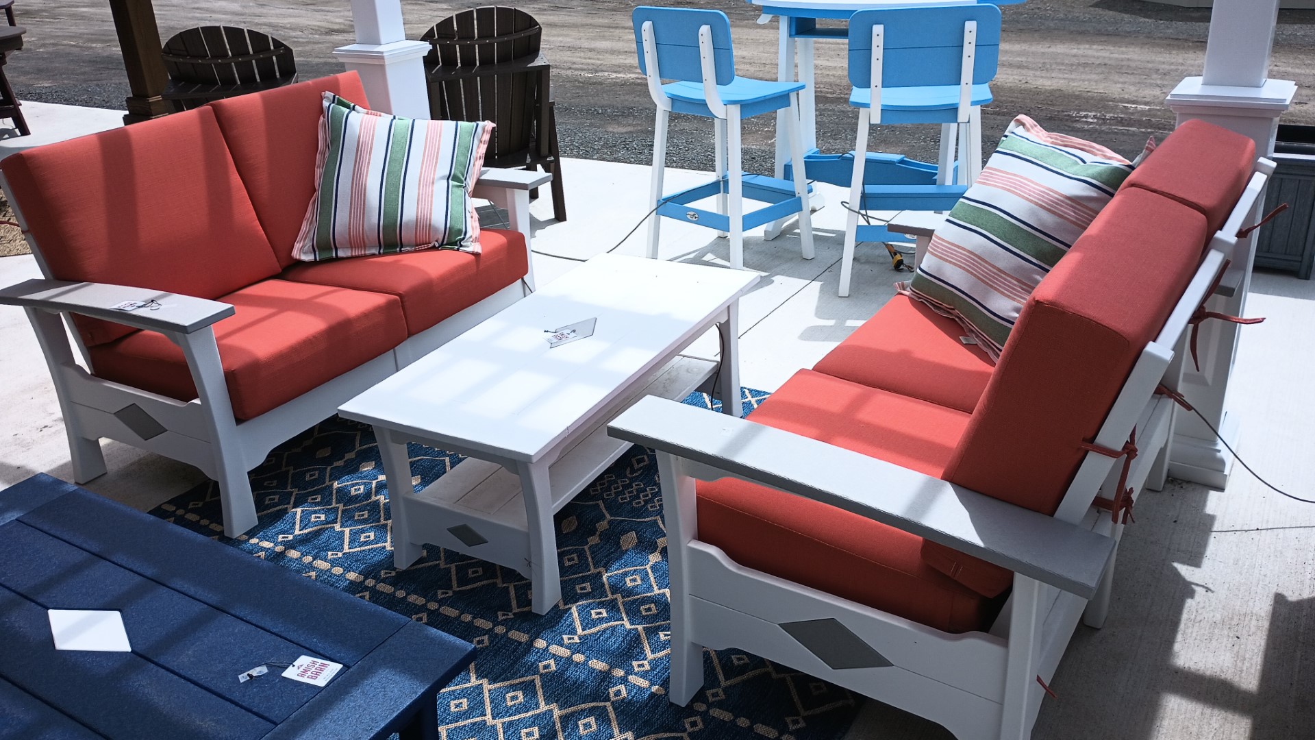 2 outdoor love seats and coffee table